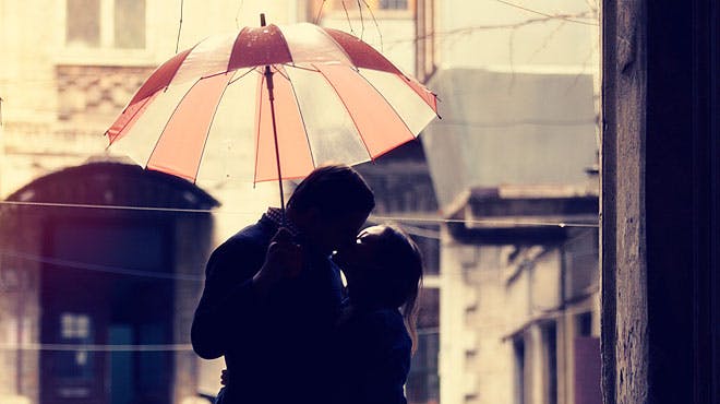 Par kysser under paraply