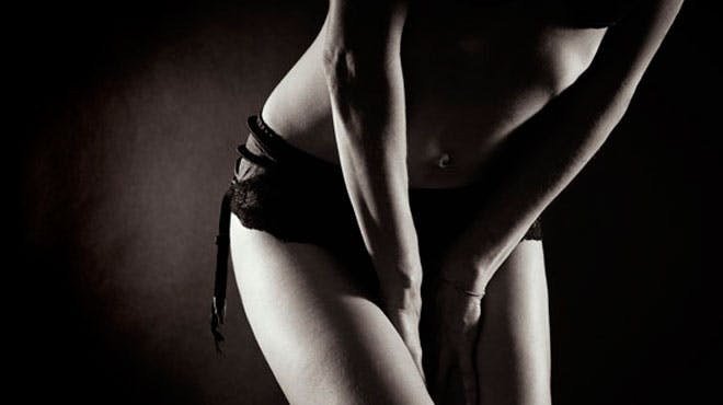 person bukker sig forover