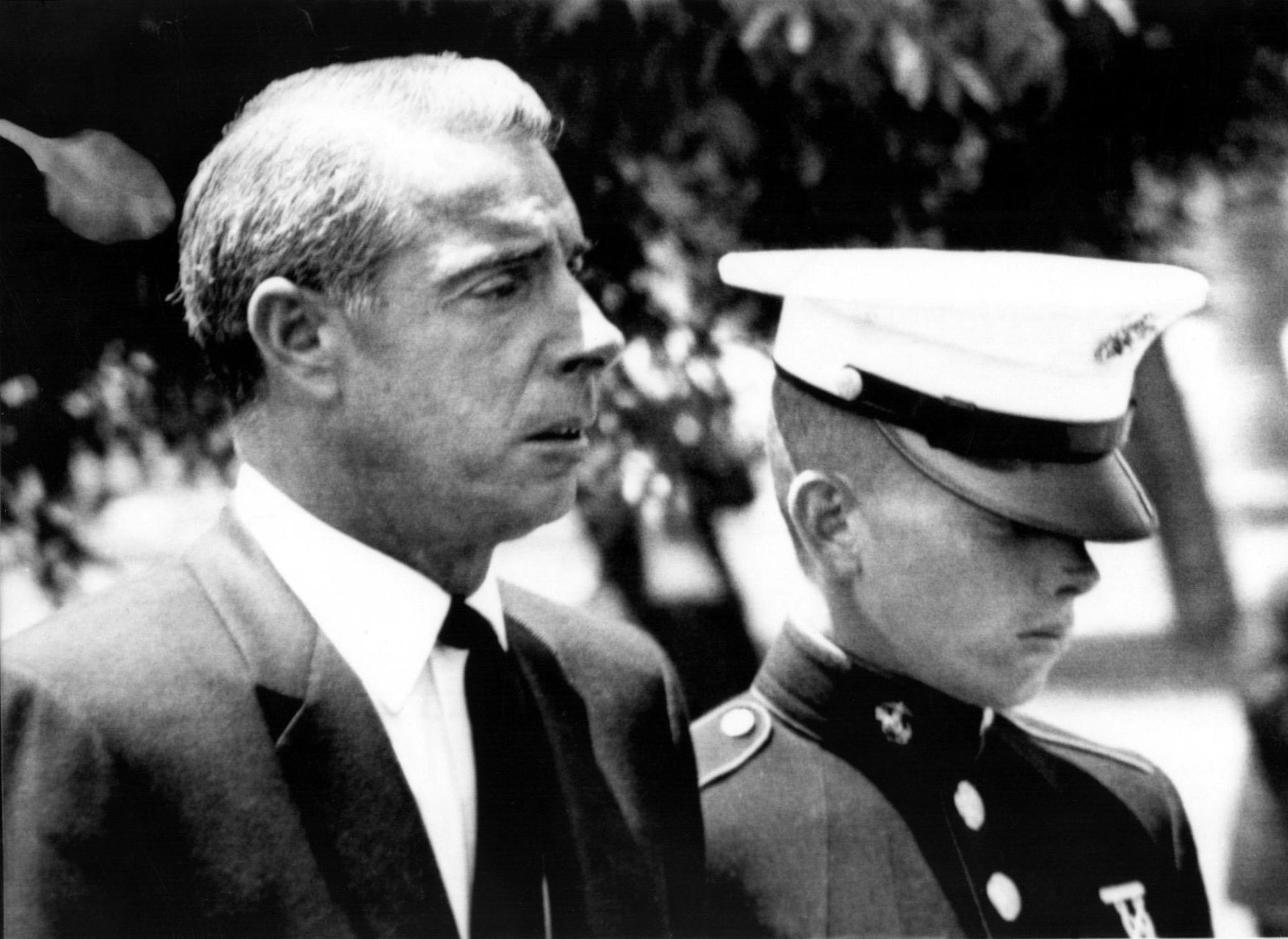 Joe DiMaggio opløst i tårer, da han gik bag Marilyn Monroes kiste til hendes begravelse i august 1962.&nbsp;
