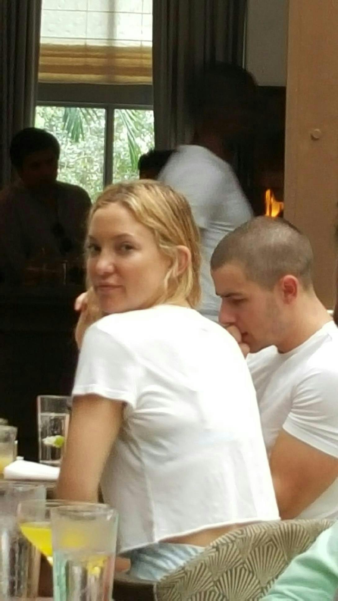 https://imgix.seoghoer.dk/nick_jonas_kate_hudson_brunch_miami.jpg