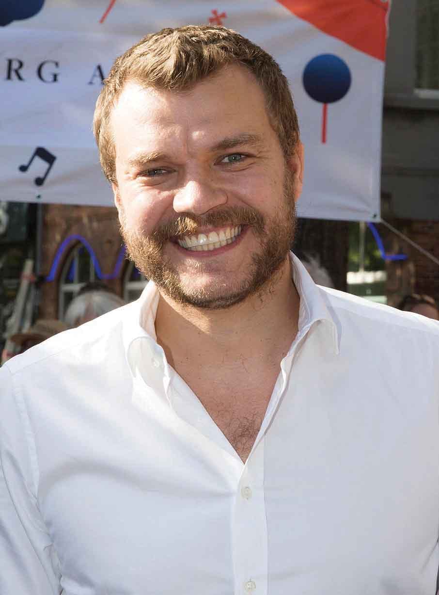 https://imgix.seoghoer.dk/pilou-asbaek.jpg