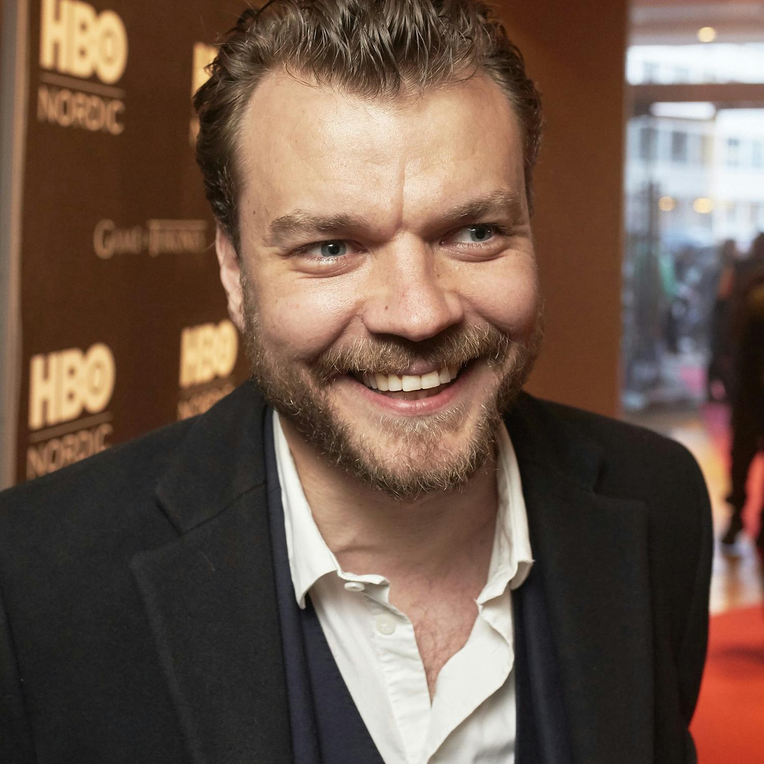 https://imgix.seoghoer.dk/pilou_asbaek.jpg