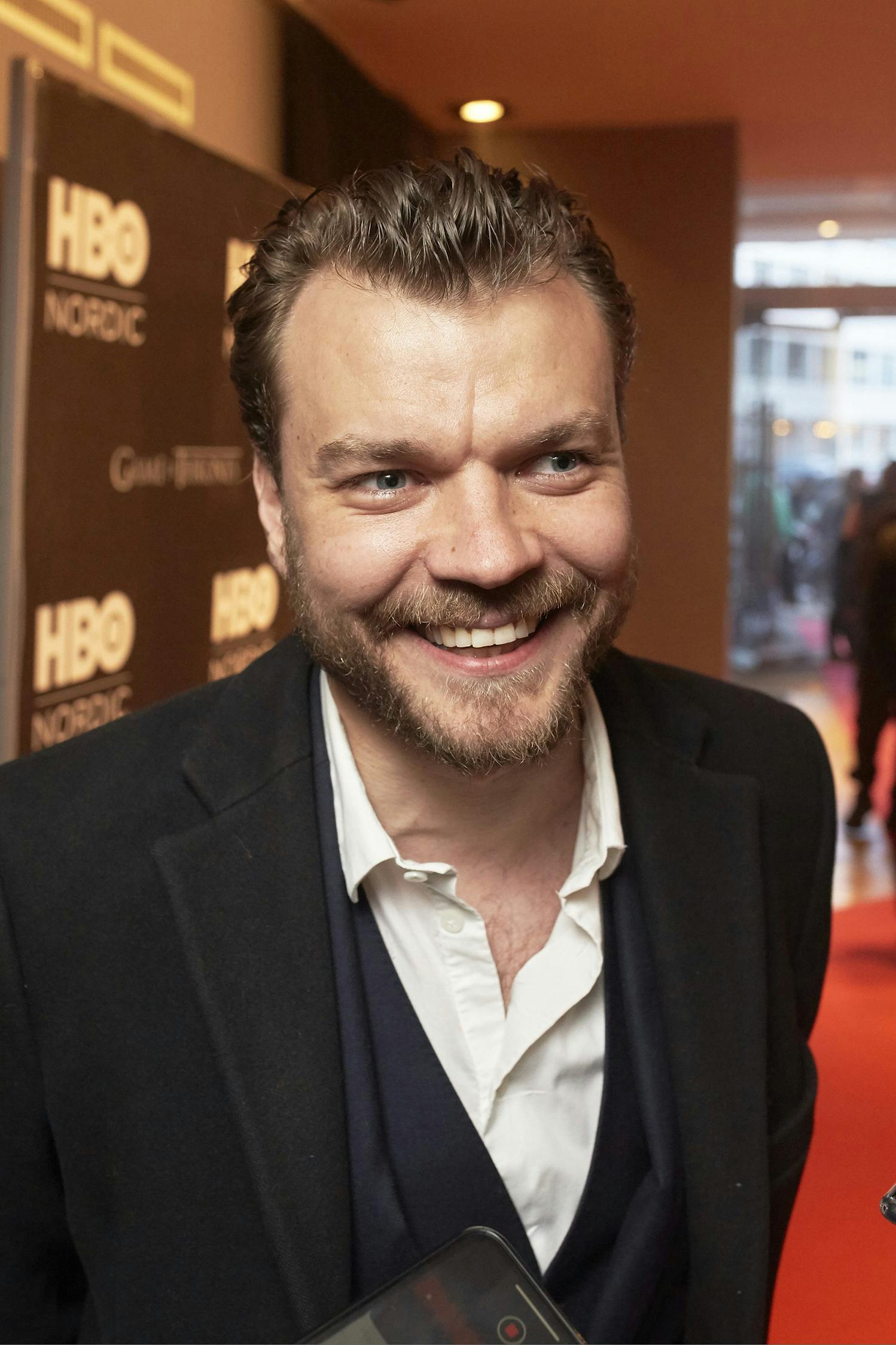 https://imgix.seoghoer.dk/pilou_asbaek.jpg