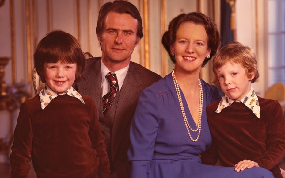 Frederik sammen med sin bror Joachim og forældrene.