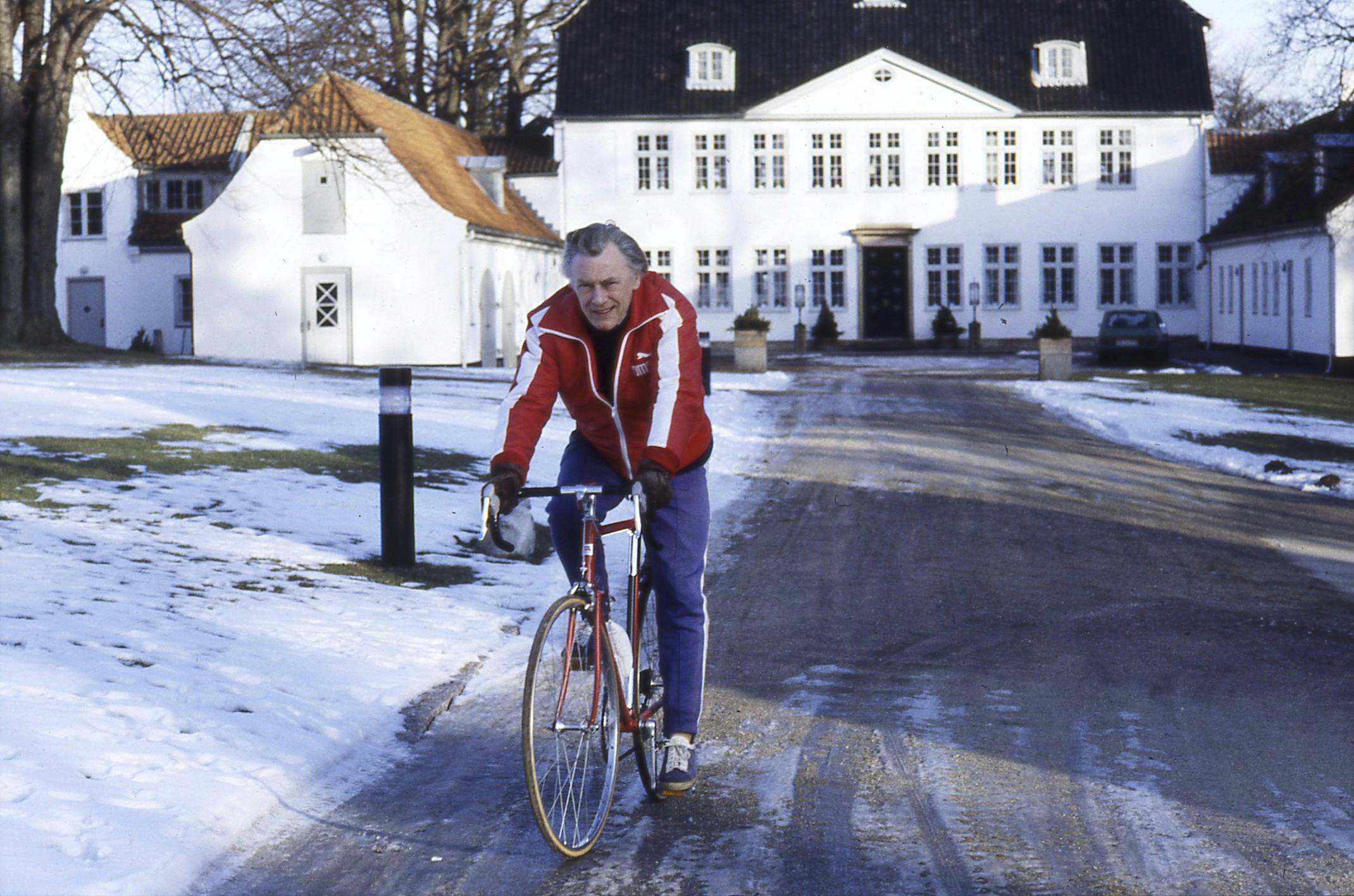 Poul Schlüter benyttede mest Marienborg om sommeren, men dette foto bekræfter, at han også kom forbi om vinteren. 