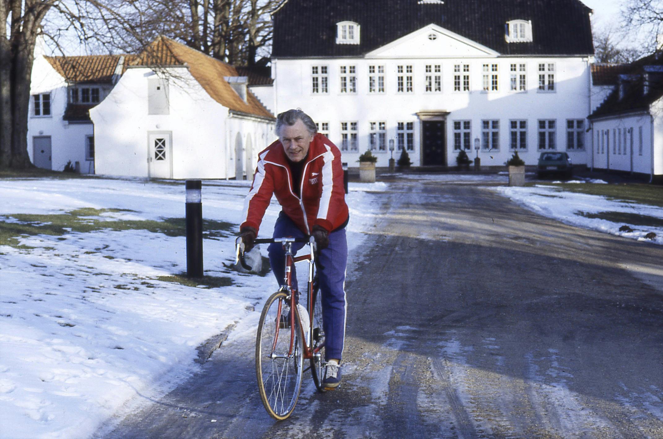 Poul Schlüter benyttede mest Marienborg om sommeren, men dette foto bekræfter, at han også kom forbi om vinteren.