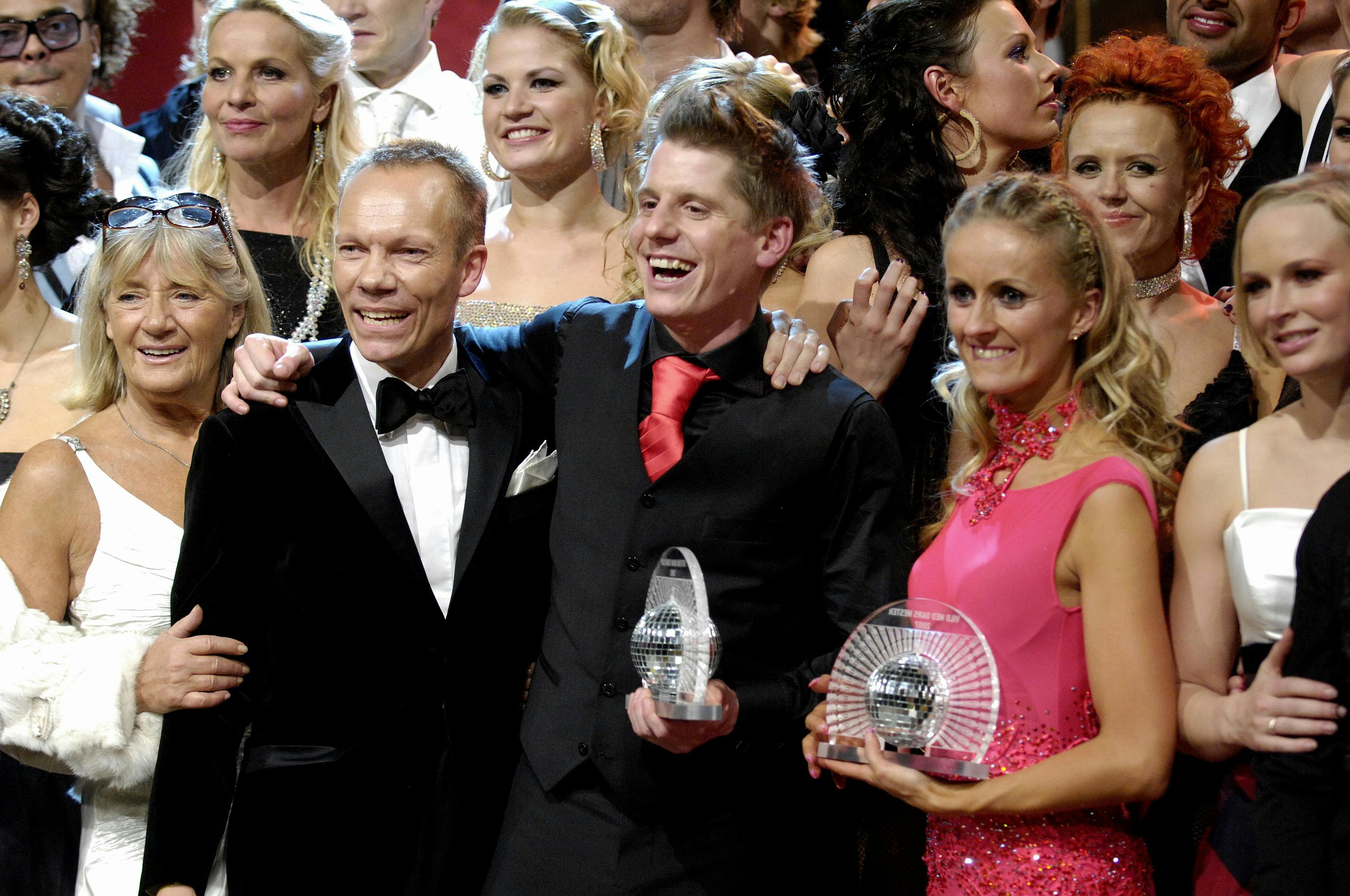 Danskerne fejrede Robert Hansen og dansepartneren Marianne Eihilt, 46, da de vandt “Vild med Dans” i 2007. 