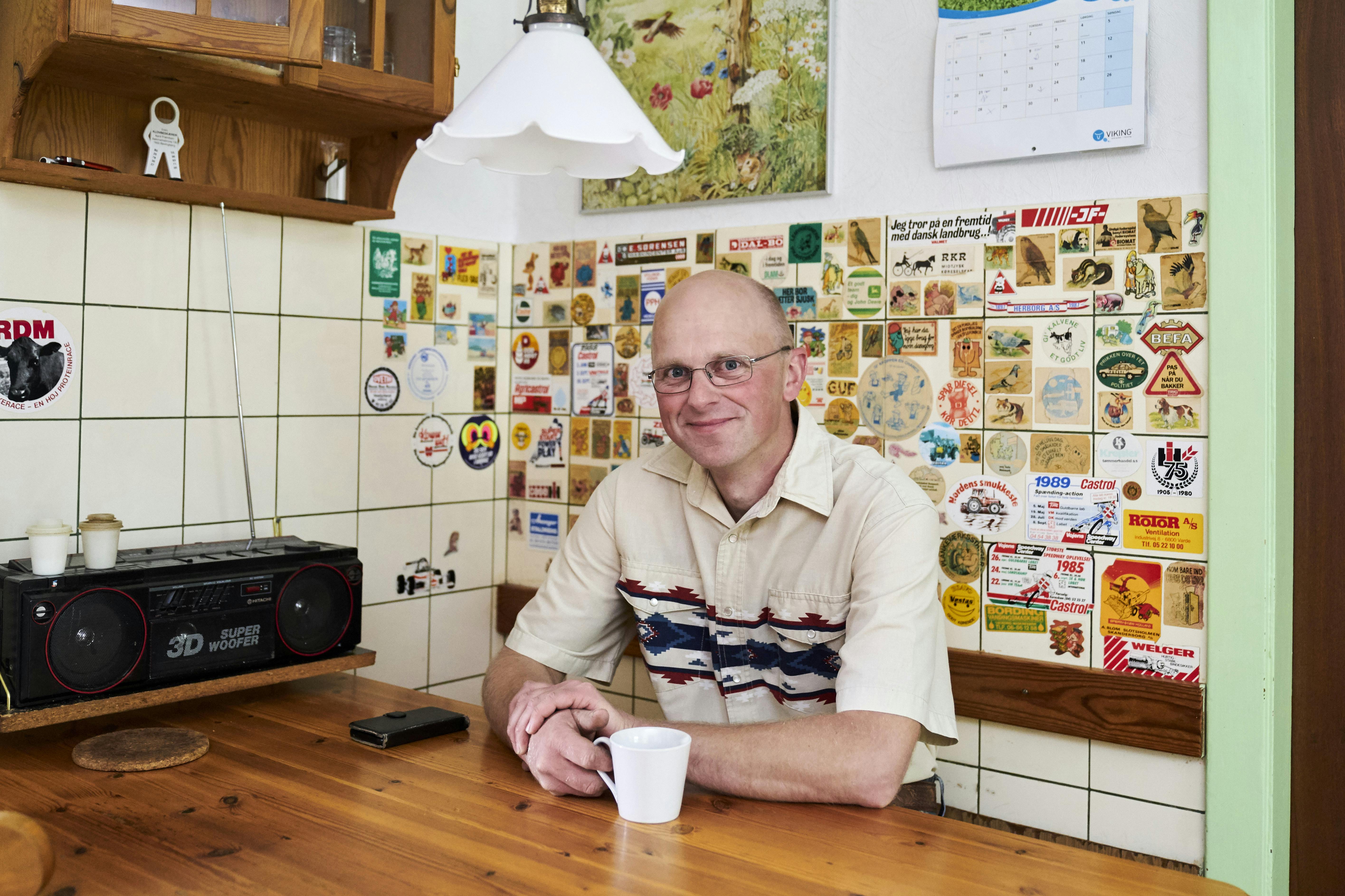 https://imgix.seoghoer.dk/storage_1/media/02_svend_hansen_landmand_soeger_kaerlighed_2sl1570.jpeg