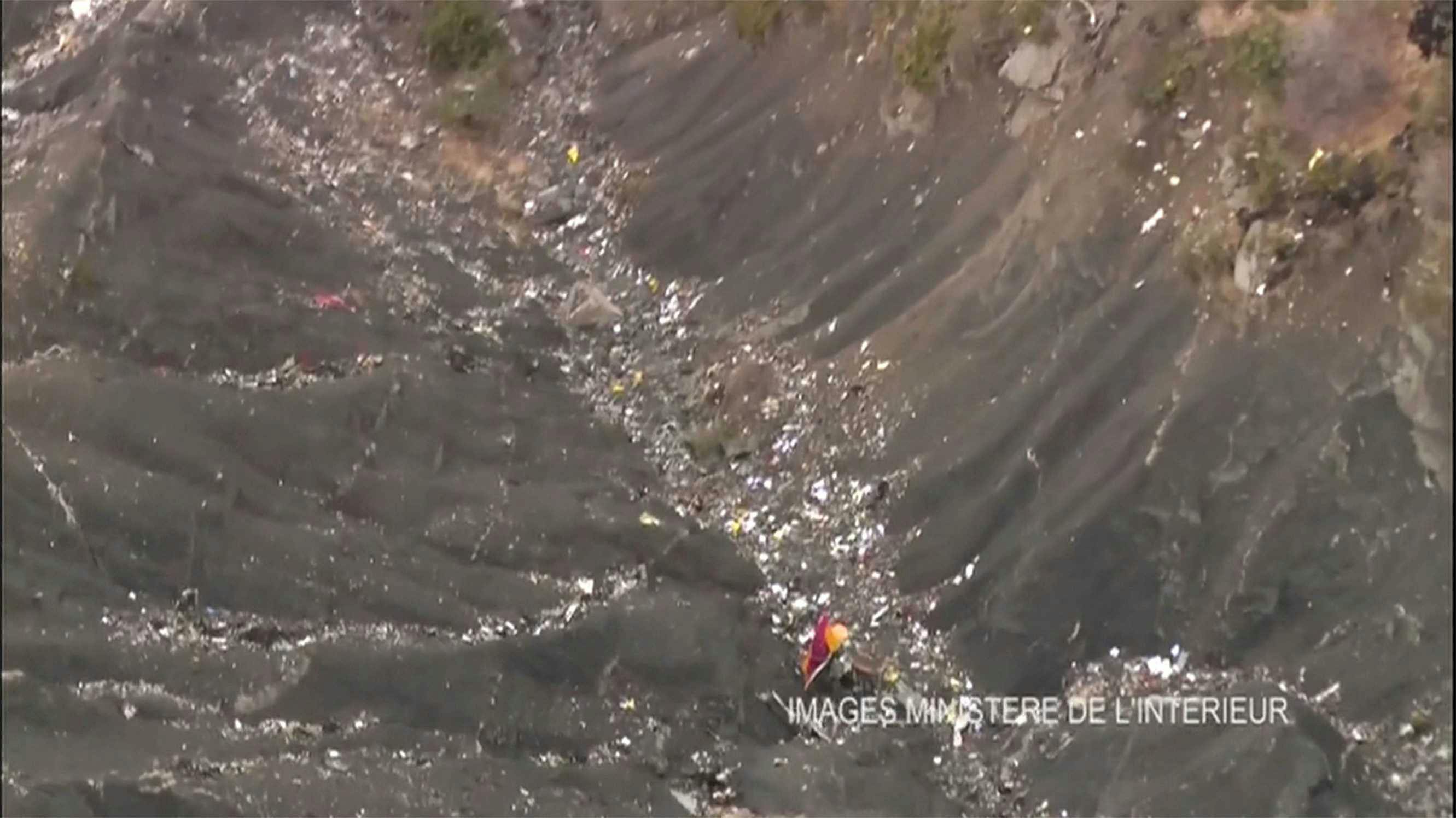 Alle døde i det splitsekund, at flyet ramte bjergvæggen med 700 kilometer i timen.