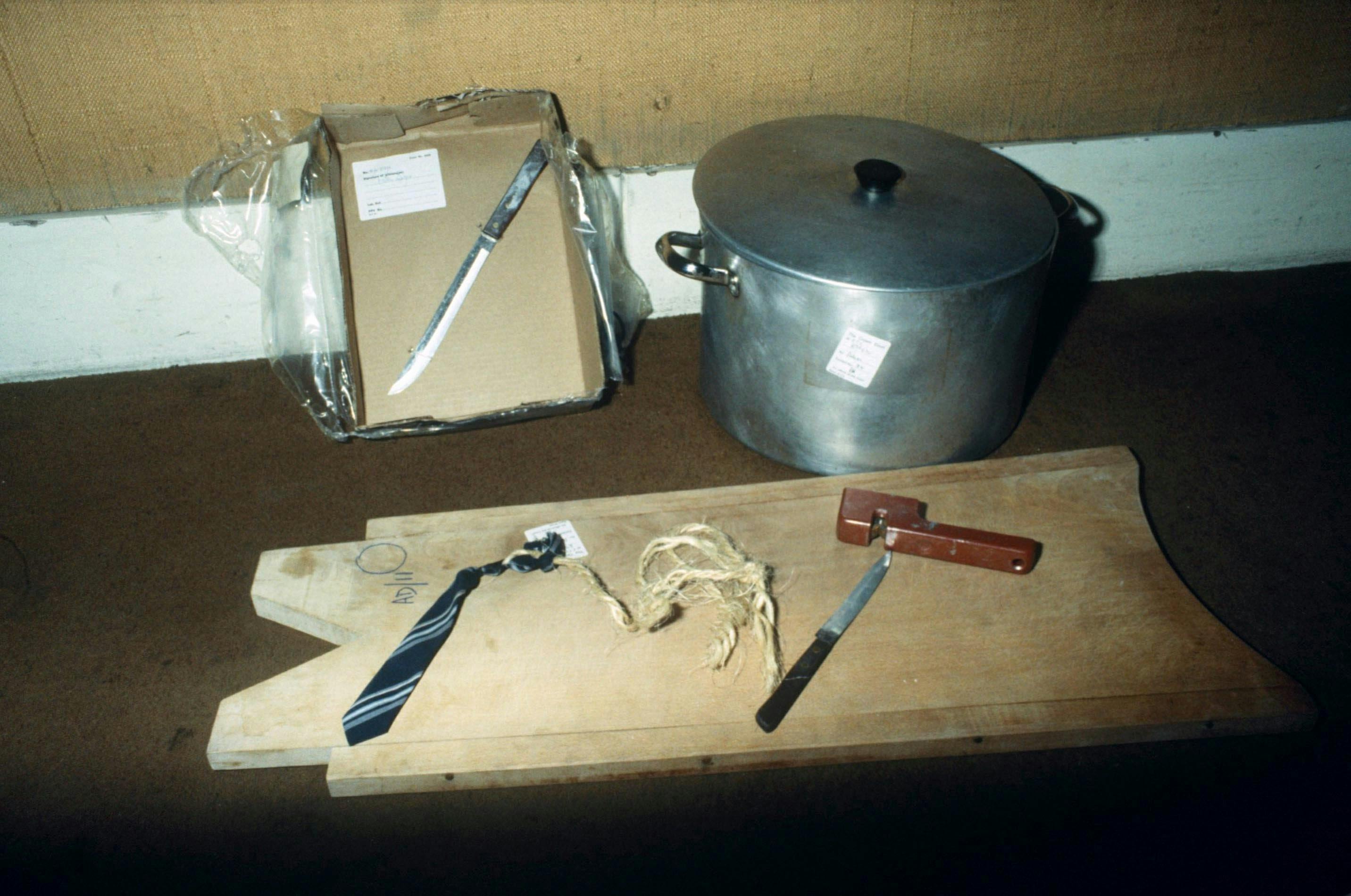 Politiet konfiskerede blandt andet disse ting, som Dennis Nilsen havde brugt til at myrde og partere sine ofre med.
