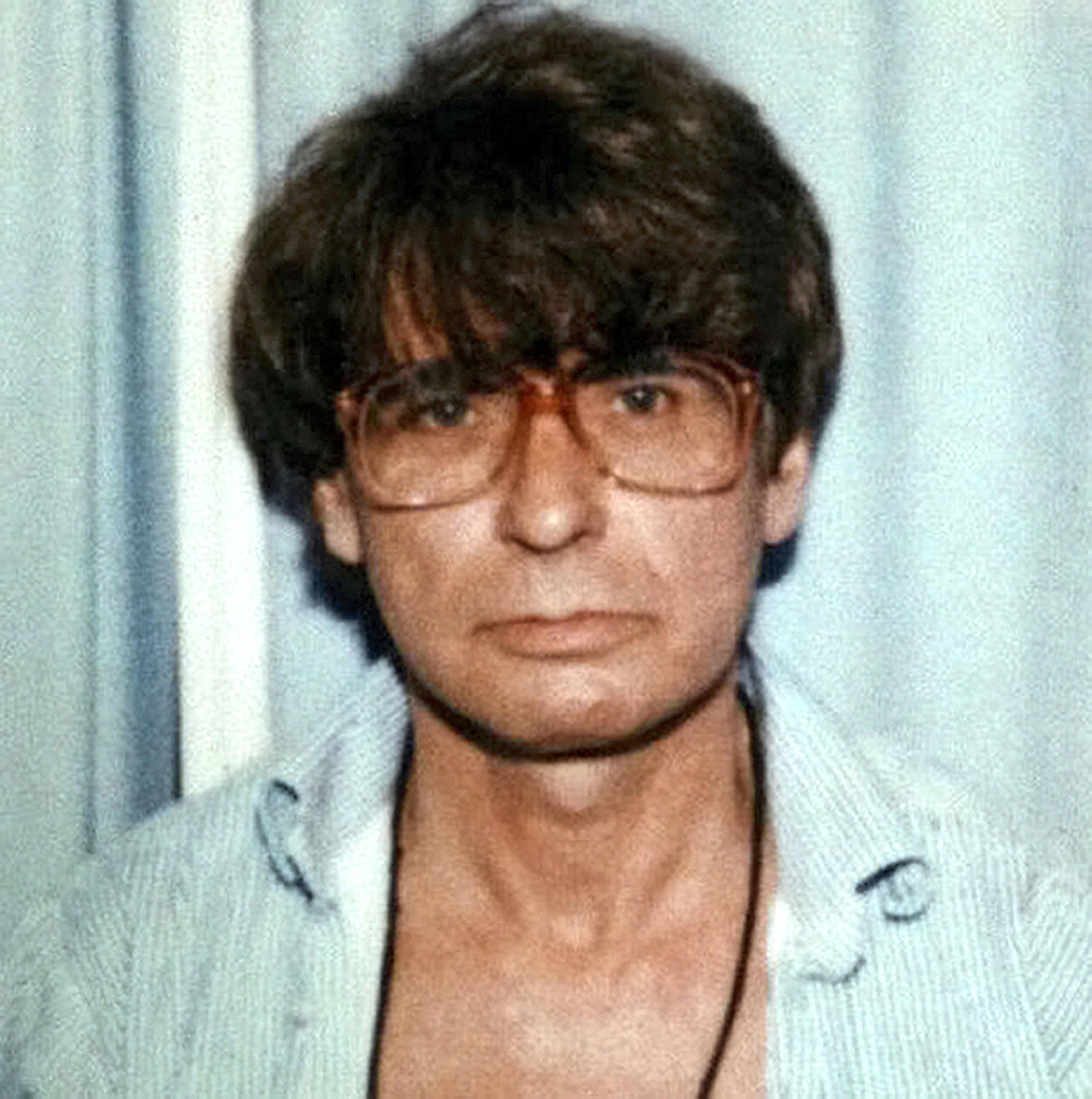 Da Dennis Nilsen var seks år, tvang hans mor ham til at se hans elskede bedstefar, efter han var død. Ifølge Dennis Nilsen fik han herefter et forskruet forhold til døde mennesker.
