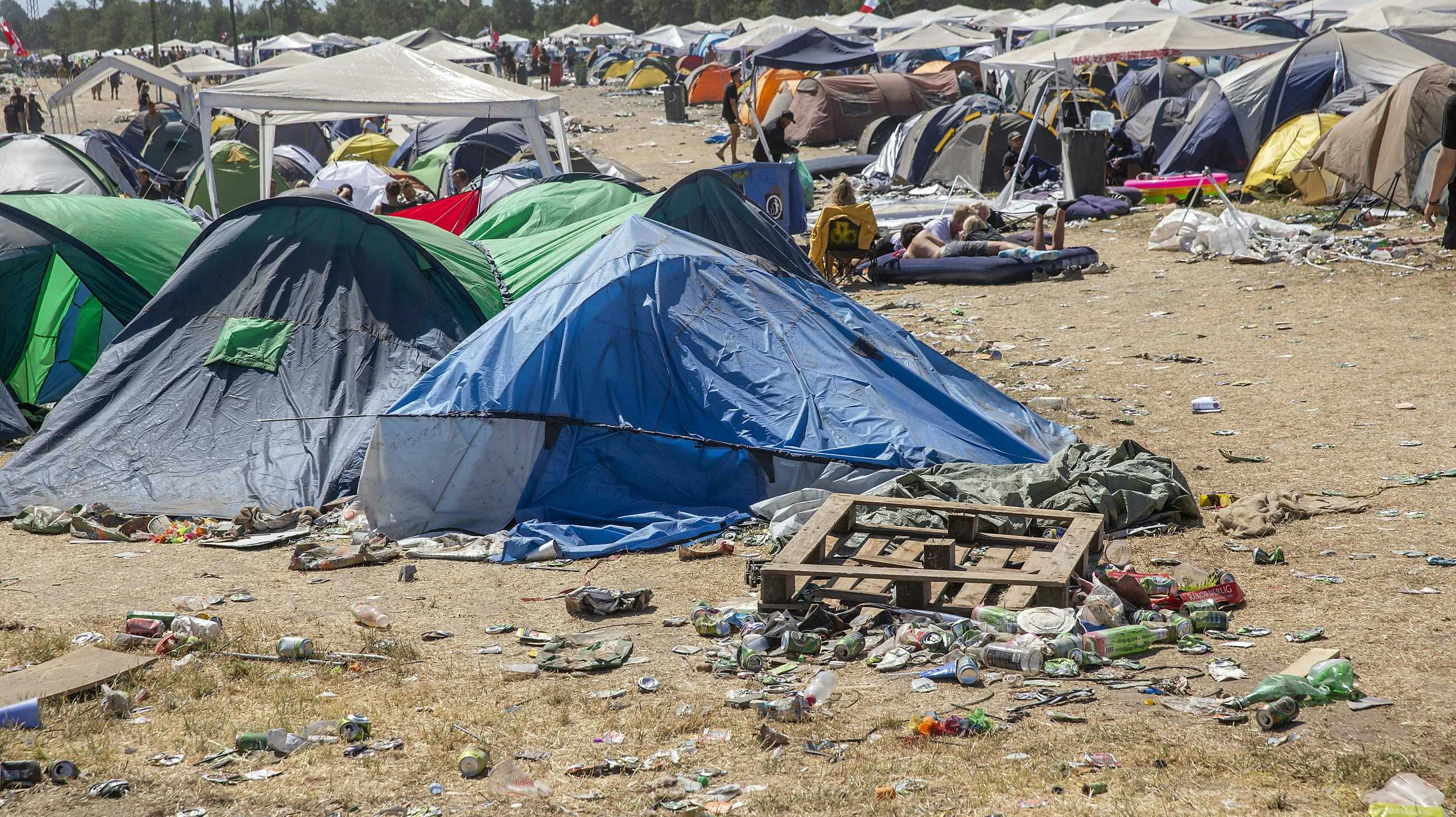 Efter en uge med fulde festivalgæster og bagende temperaturer ser Dyrskuepladsen ved Roskilde nu således ud. Foruden venter et større oprydningsarbejde, der tager flere måneder. Først til oktober er det sidste festivalskrald fjernet.