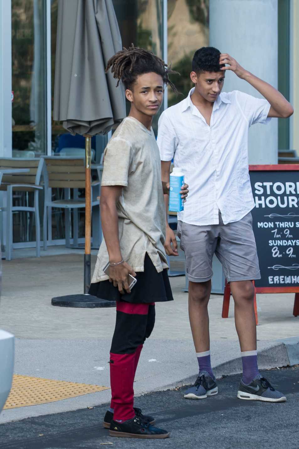 Джейден смит с парнем. Джейден смит и его девушка 2013. Как зовут девушку джейдена смита. Джейден смит 2021 девушка. Джейден смит и дженнер.