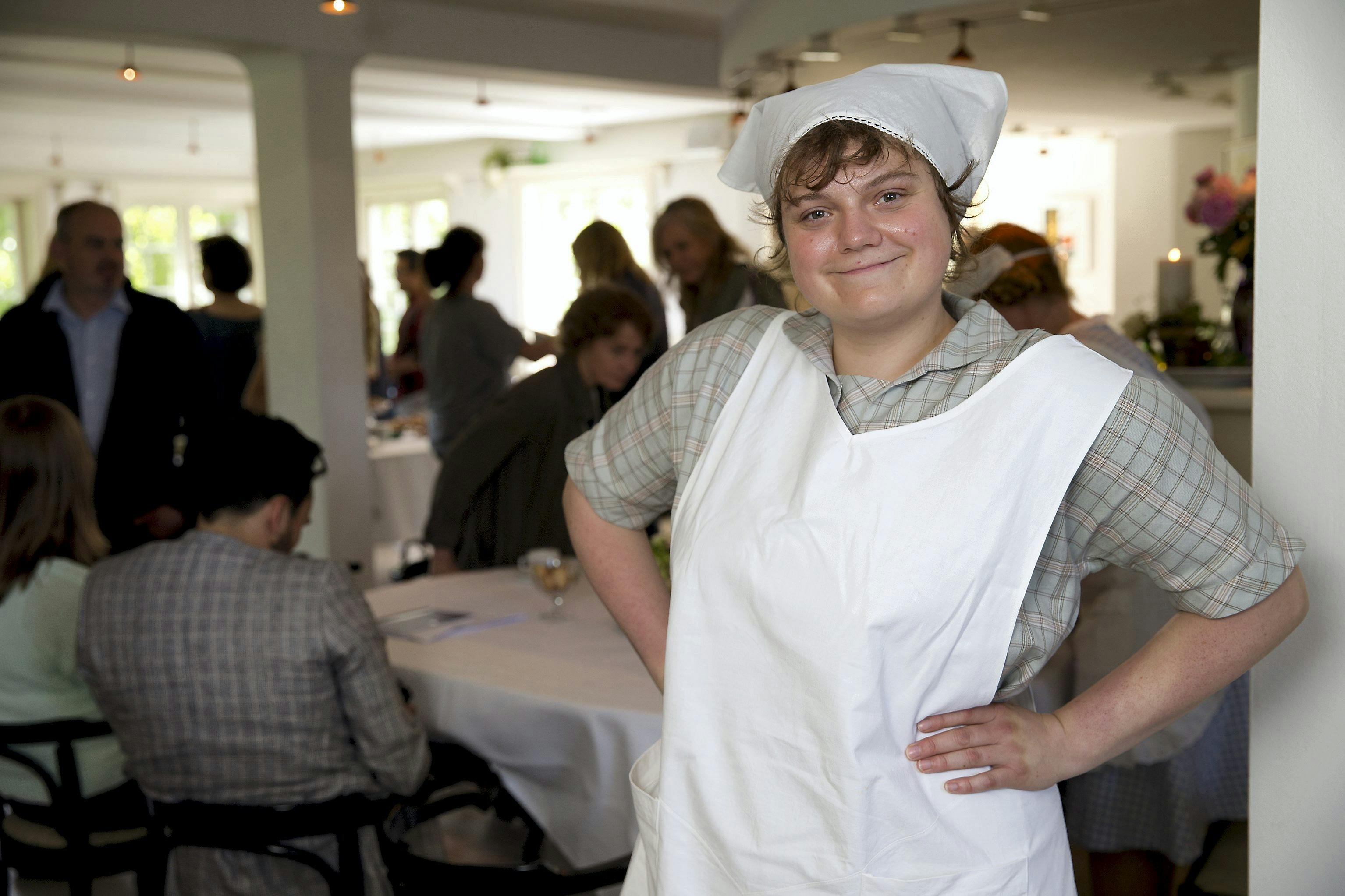 De fleste kender nok Ena Spottag bedst som køkkenpigen Martha i TV2’s serie ”Badehotellet”, og grunden til, at man har set så meget andet til Ena, er måske, at Ena endnu ikke var færdig på Skuespillerskolen, da hun var med i ”Badehotellet” 