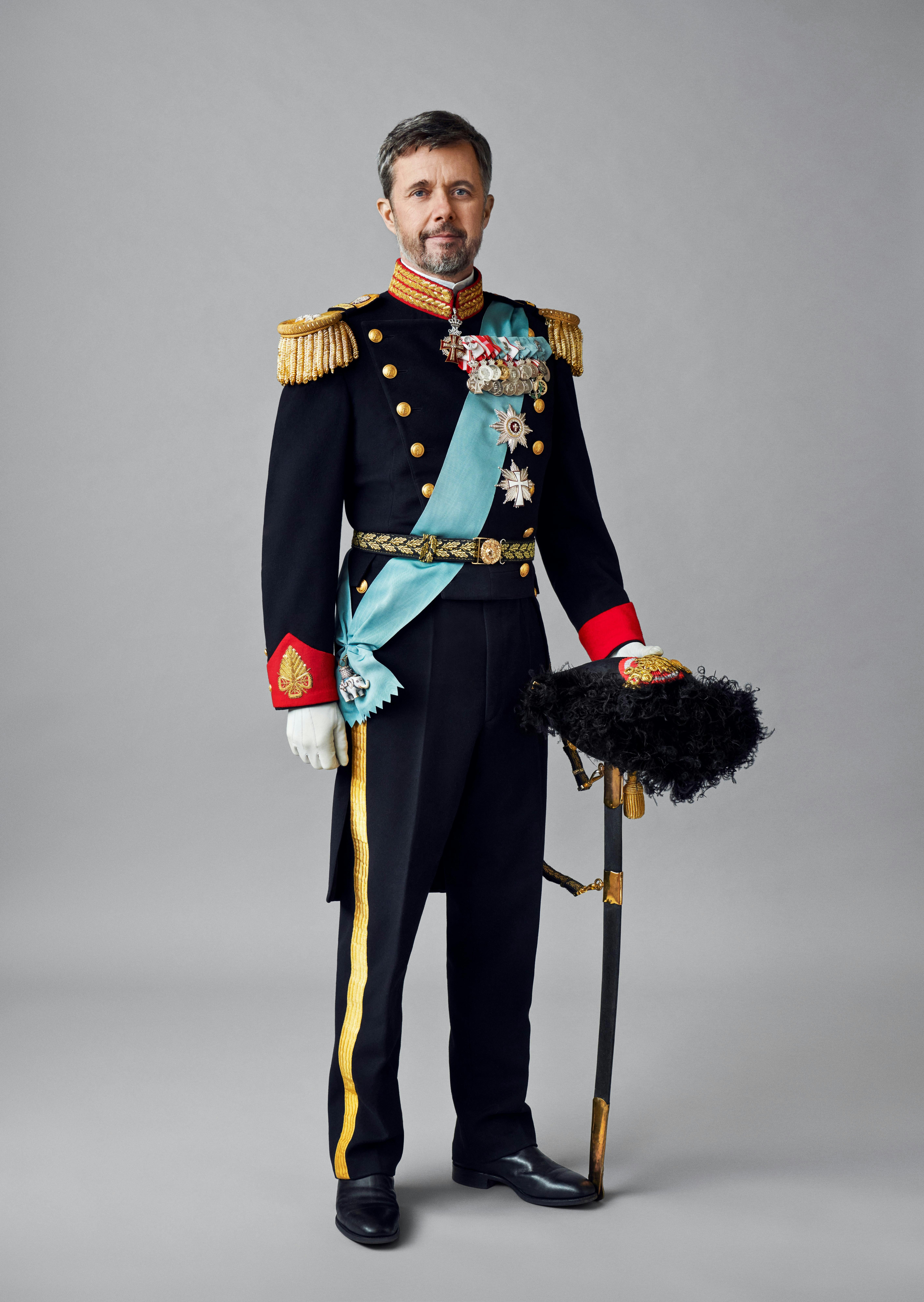 https://imgix.seoghoer.dk/storage_1/media/hoej-oploesning-officielle-gallaportraetter-2022-kronprinsen-1.jpg