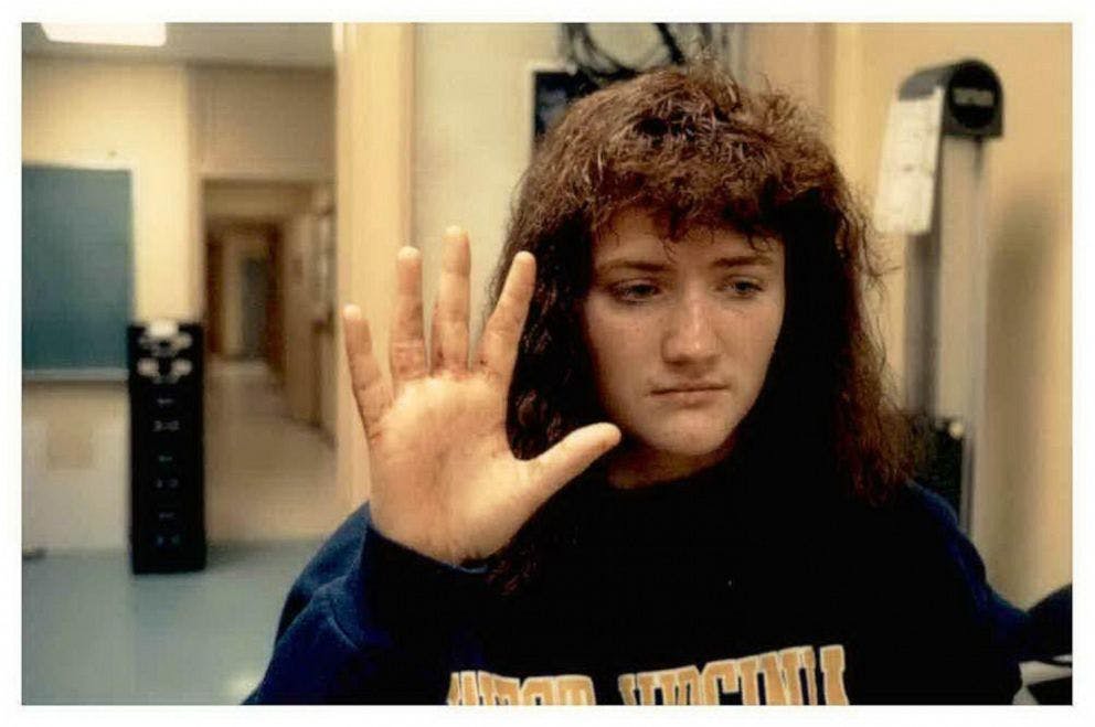 Fabienne var 19 år, da hun blev overfaldet af seriemorderen. Hun havde ikke troet, at hun havde kræfter og mod til at kæmpe imod. 