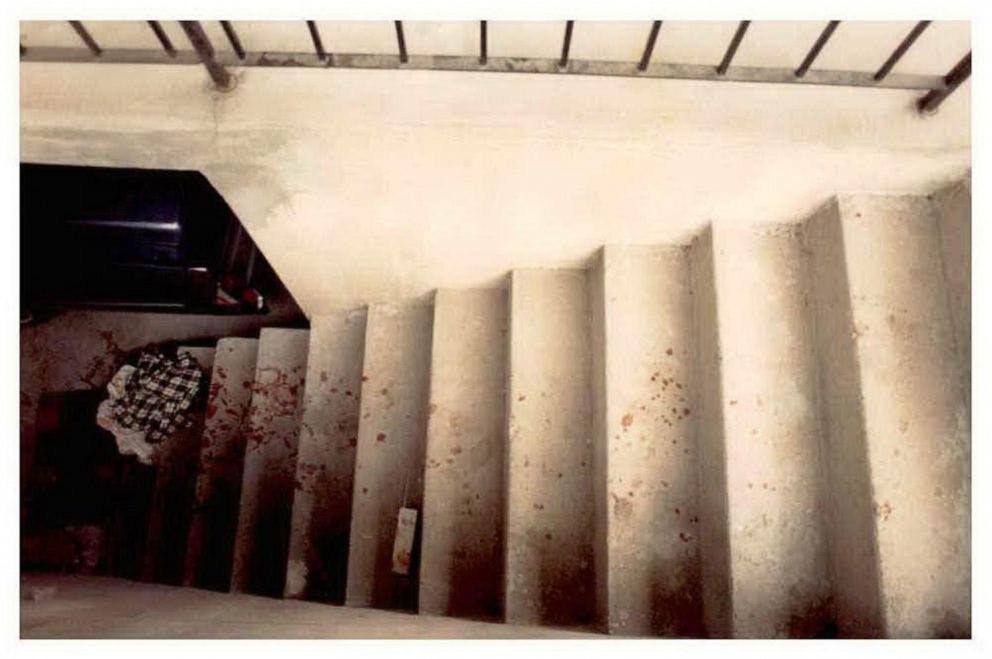 Der var blod i opgangen, efter den hårdt sårede seriemorder flygtede.