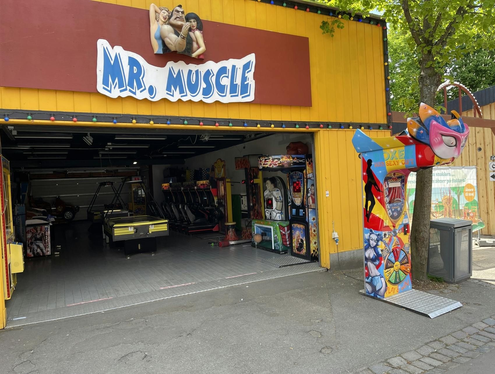 Her hang Sidney ofte ud op til sin død i maj 2022. Hos Mr. Muscle på Bakken, hvor han spillede på maskinerne og nød opmærksomheden 