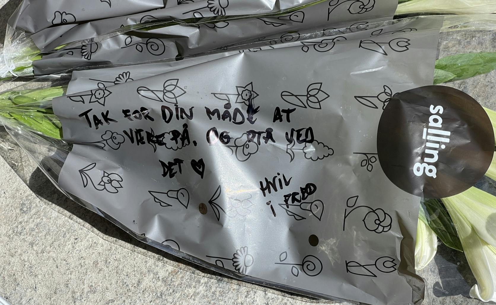 Der lå allerede næste morgen blomster på adressen, hvor Sidney Lee boede.