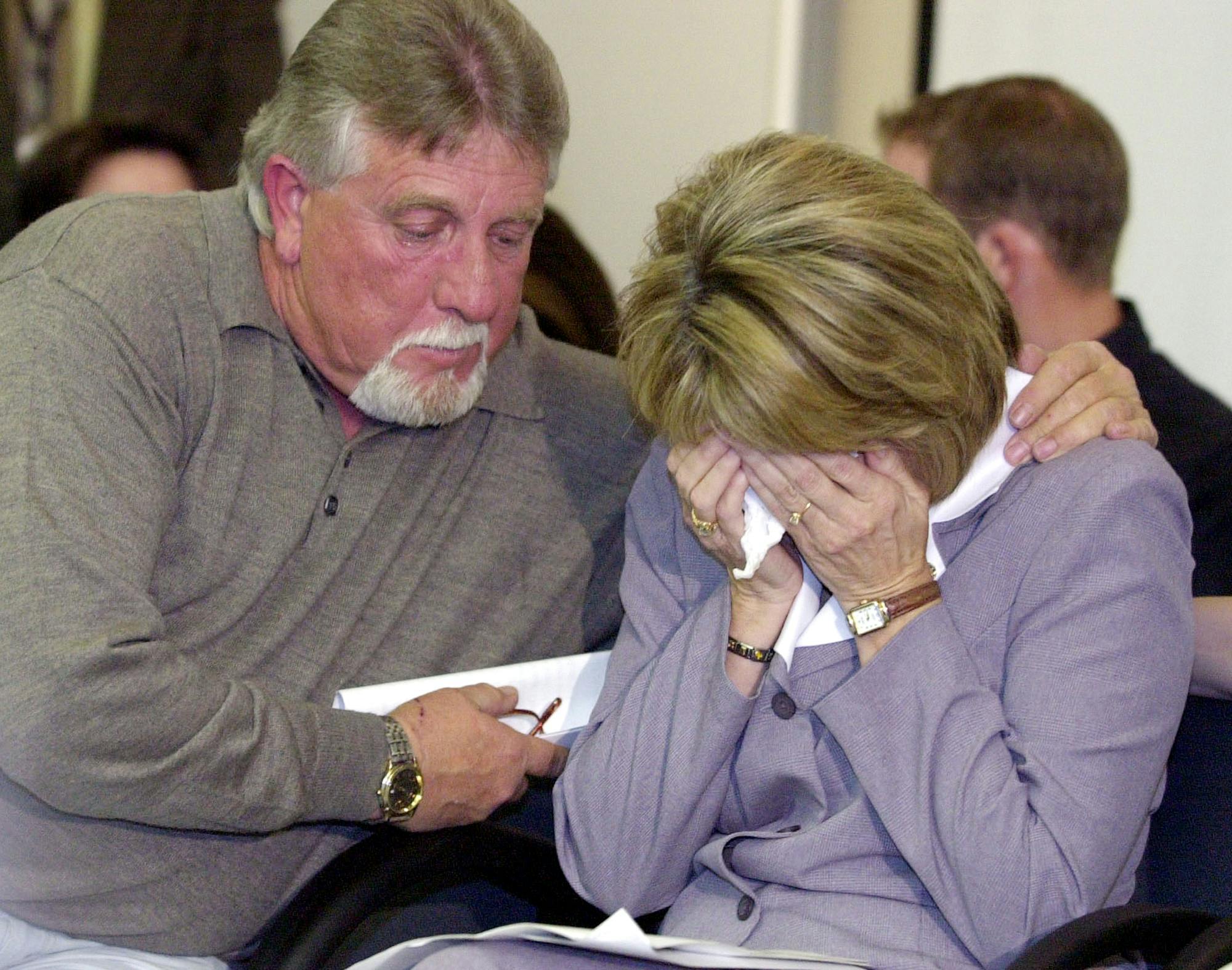 https://imgix.seoghoer.dk/storage_1/media/lacis_mor_sharon_rocha_is_comforted_by_her_husband_ron_grantski_.jpg