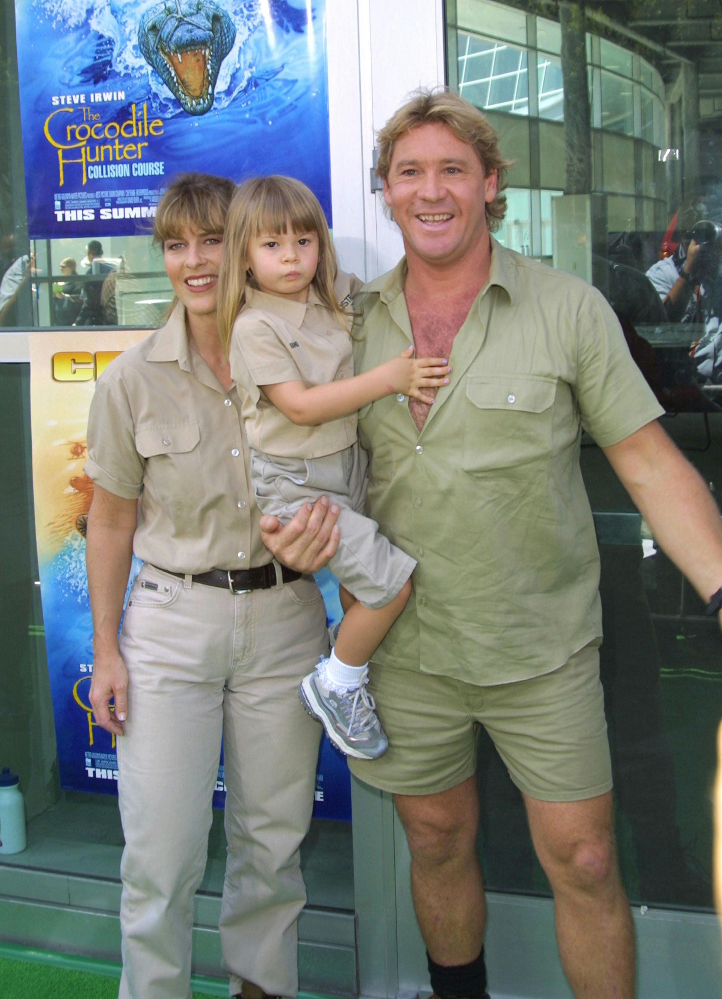 Bindi fotograferet med mor Terry og far Steve i 2002. Steve døde fire år senere.