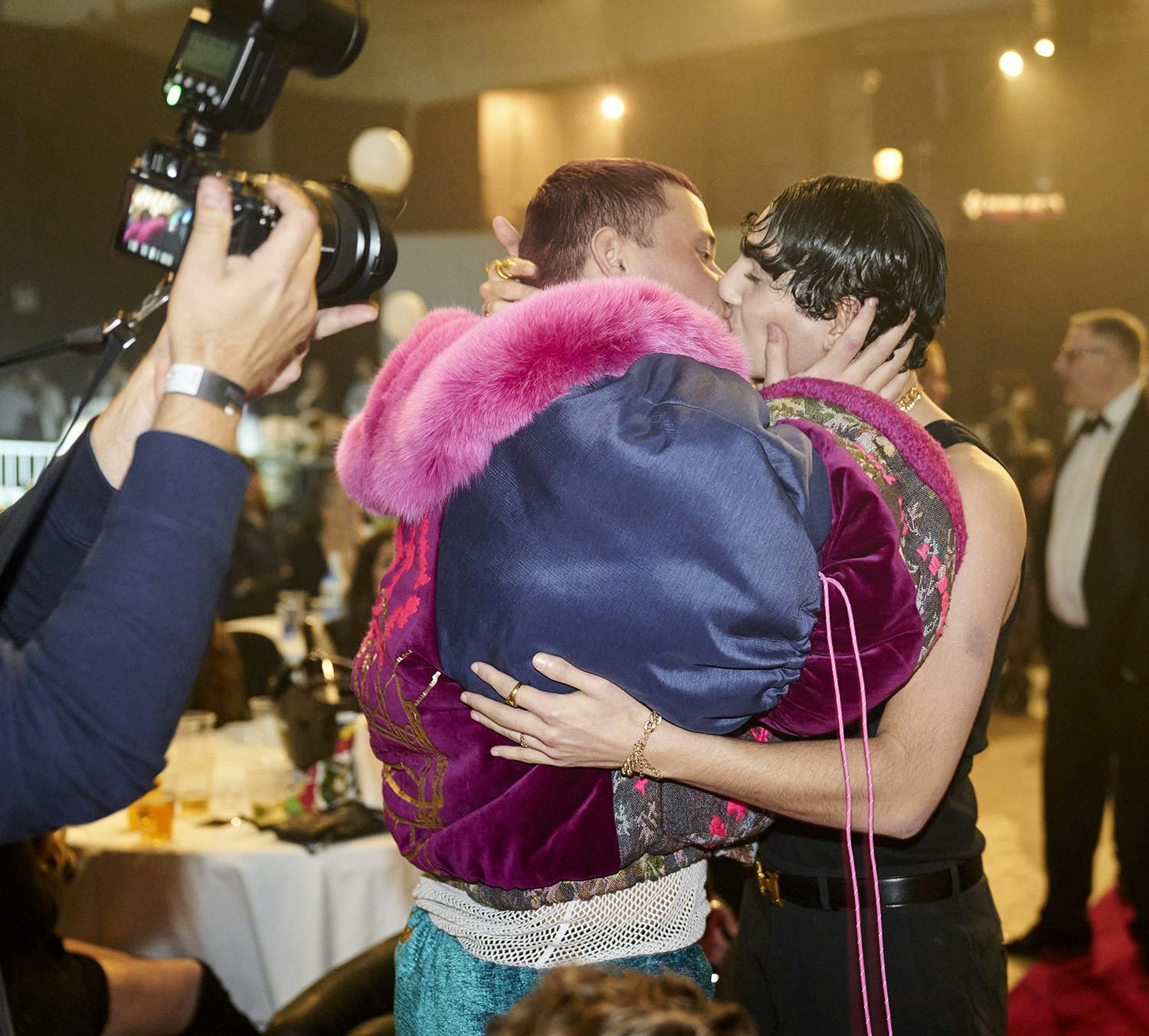 Tidligere paradiso Marco Harry, der er med i den nye sæson "Ex on the beach", fik kysset med flere til Reality Awards. Her er det Sinan Türkmen fra "Paradise Hotel".