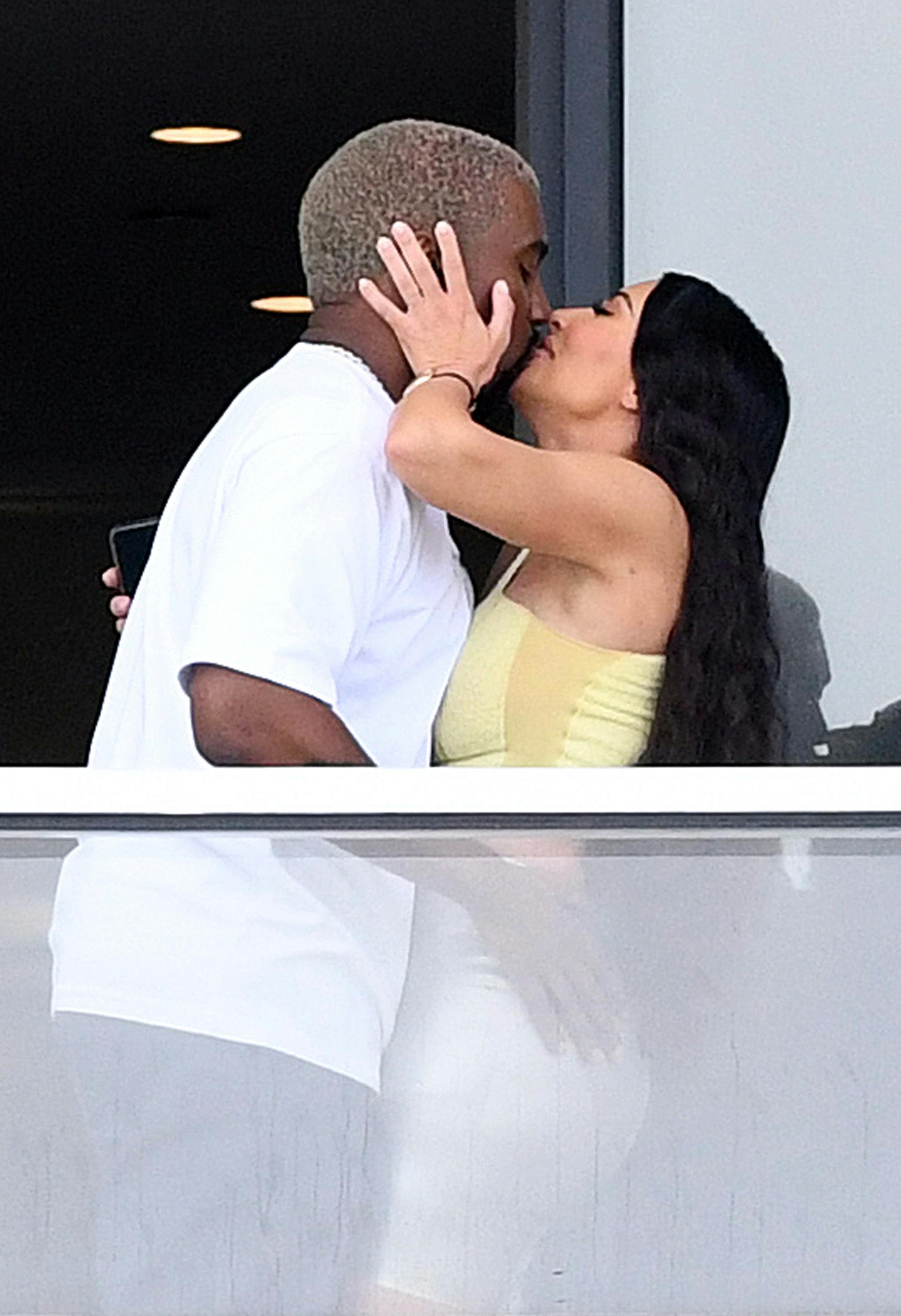 https://imgix.seoghoer.dk/storage_1/media/share_a_passionate_kiss_on_their_new_balcony_at_the_faena_house_condo_in_miamibeach_januar_2019.jpg
