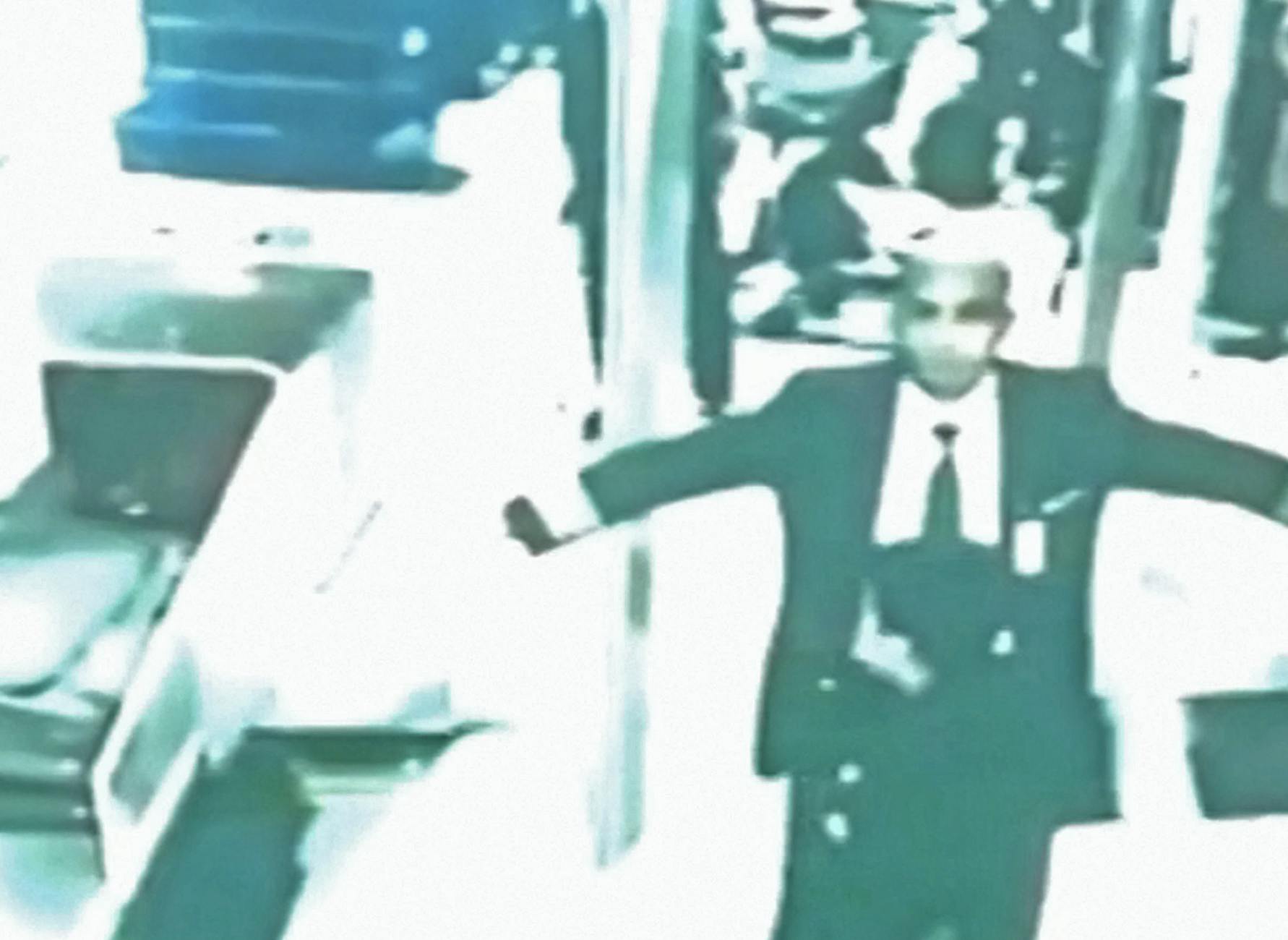 Zaharie Ahmad Shah fotograferet på vej gennem sikkerhedskontrollen, før han steg ombord på sin allersidste rejse ombord MH370. 
