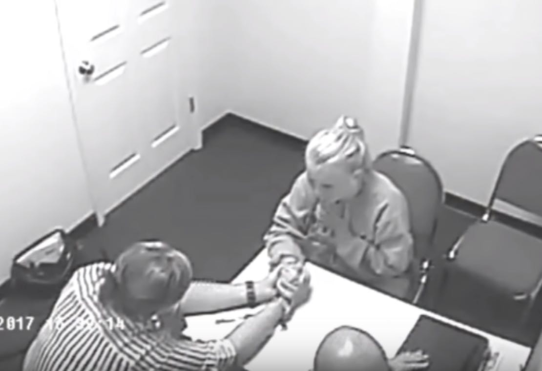 Brooke under sin afhøring tilbage i juni 2017. 