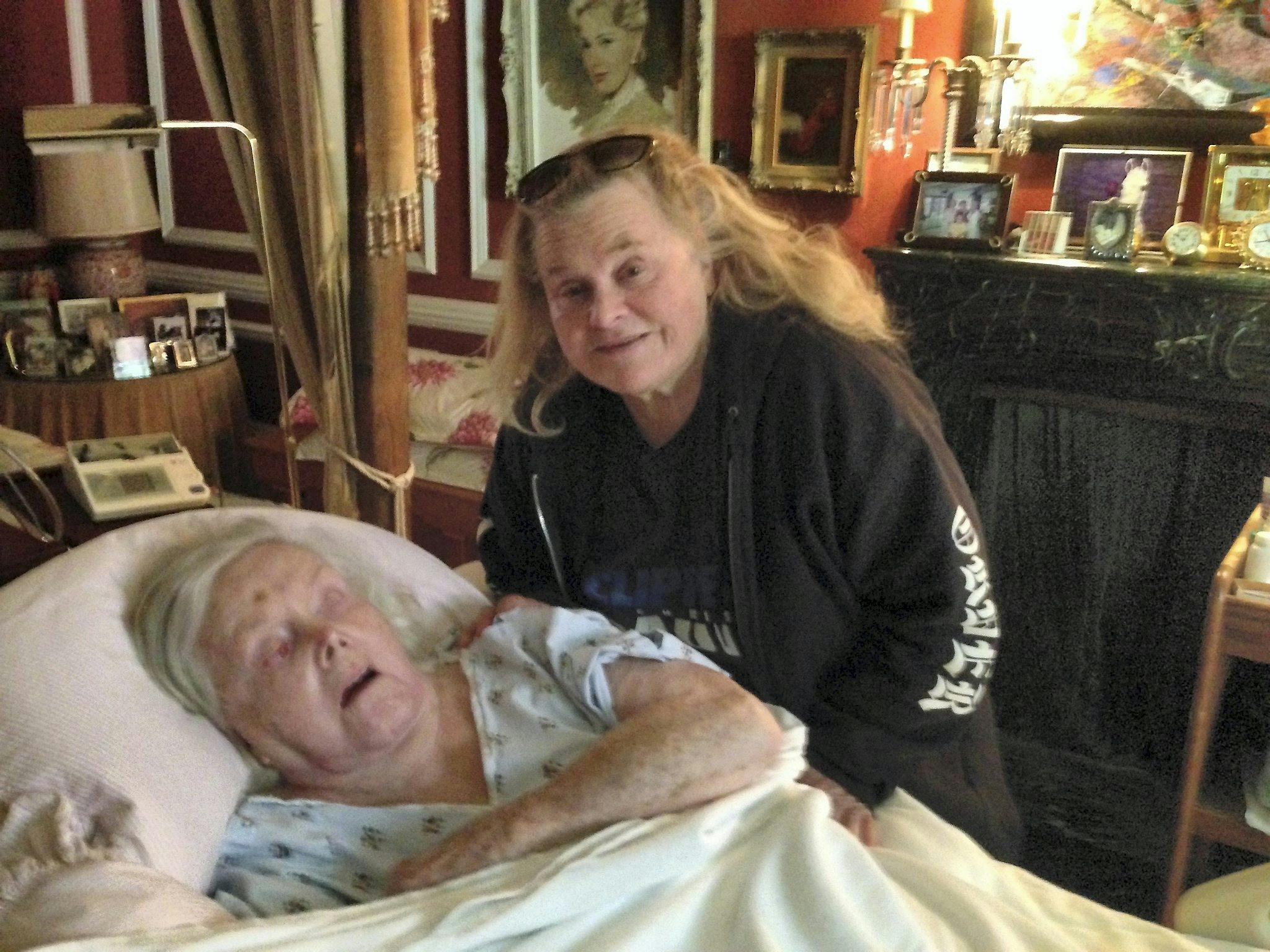 https://imgix.seoghoer.dk/storage_1/media/zsa_zsa_gabor_is_visited_at_her_bel_air_home_by_her_daughter_francesca_hilton_2014.jpg