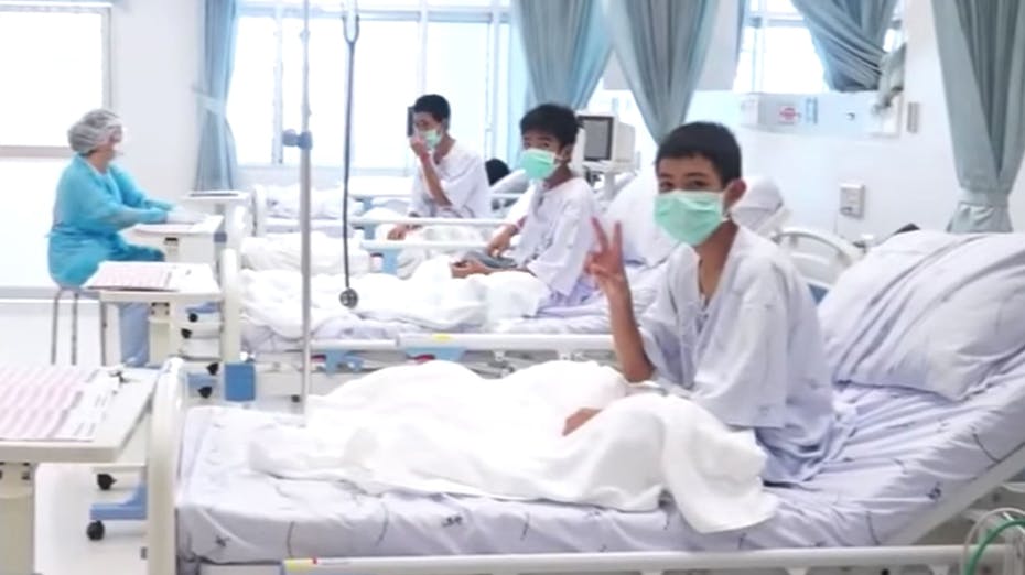 De thailandske fodbolddrenge ved godt mod i hospitalssenge