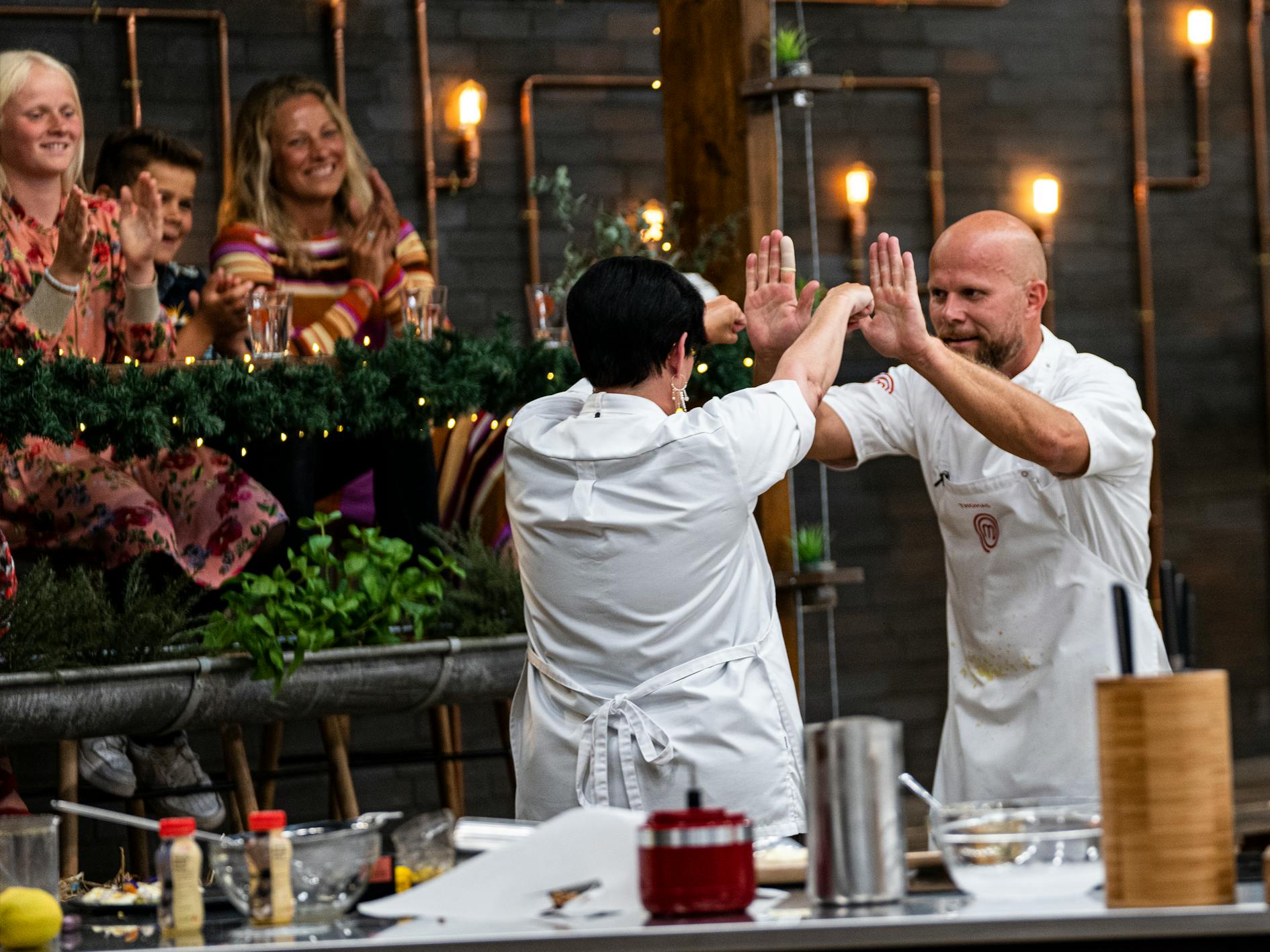 https://imgix.seoghoer.dk/thomas_og_lidia_highfiver_da_de_faar_at_vide_de_er_de_sidste_to_tilbage_i_finalen_i_masterchef_jul_2021.png